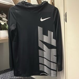 Nike Dry Fit hoodie long sleeve boys size large—only wore 1-2 times—like new